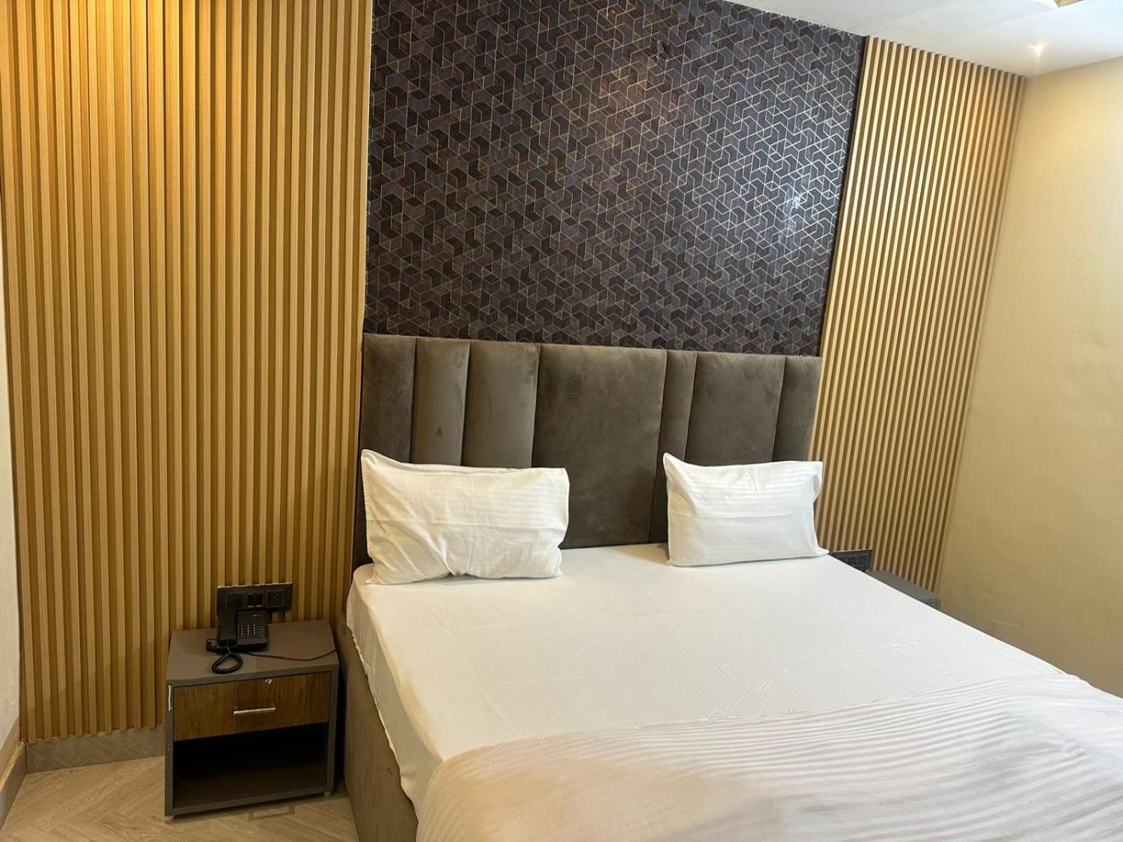 Hotel Kritika Greater Noida Exteriör bild