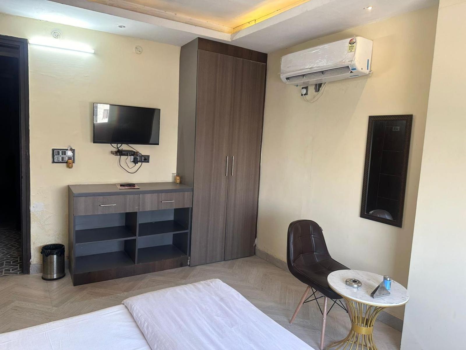 Hotel Kritika Greater Noida Exteriör bild