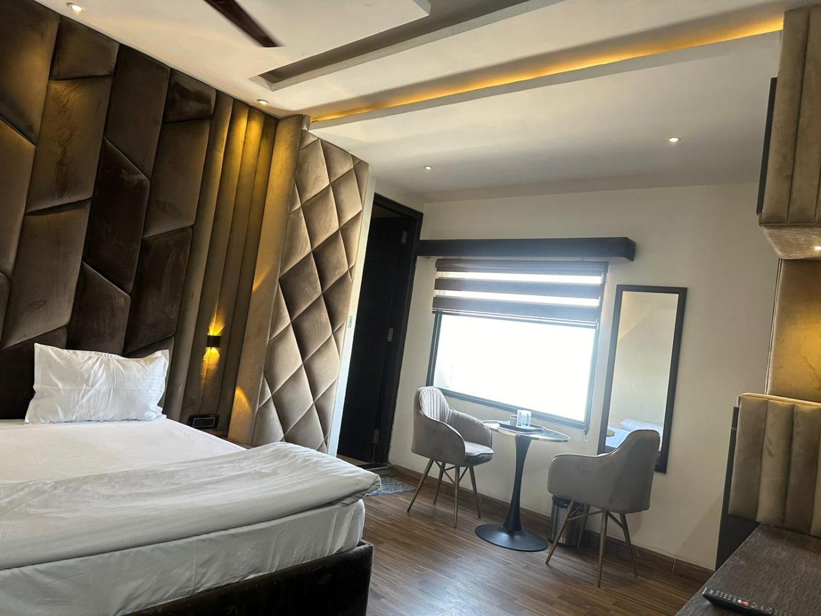 Hotel Kritika Greater Noida Exteriör bild