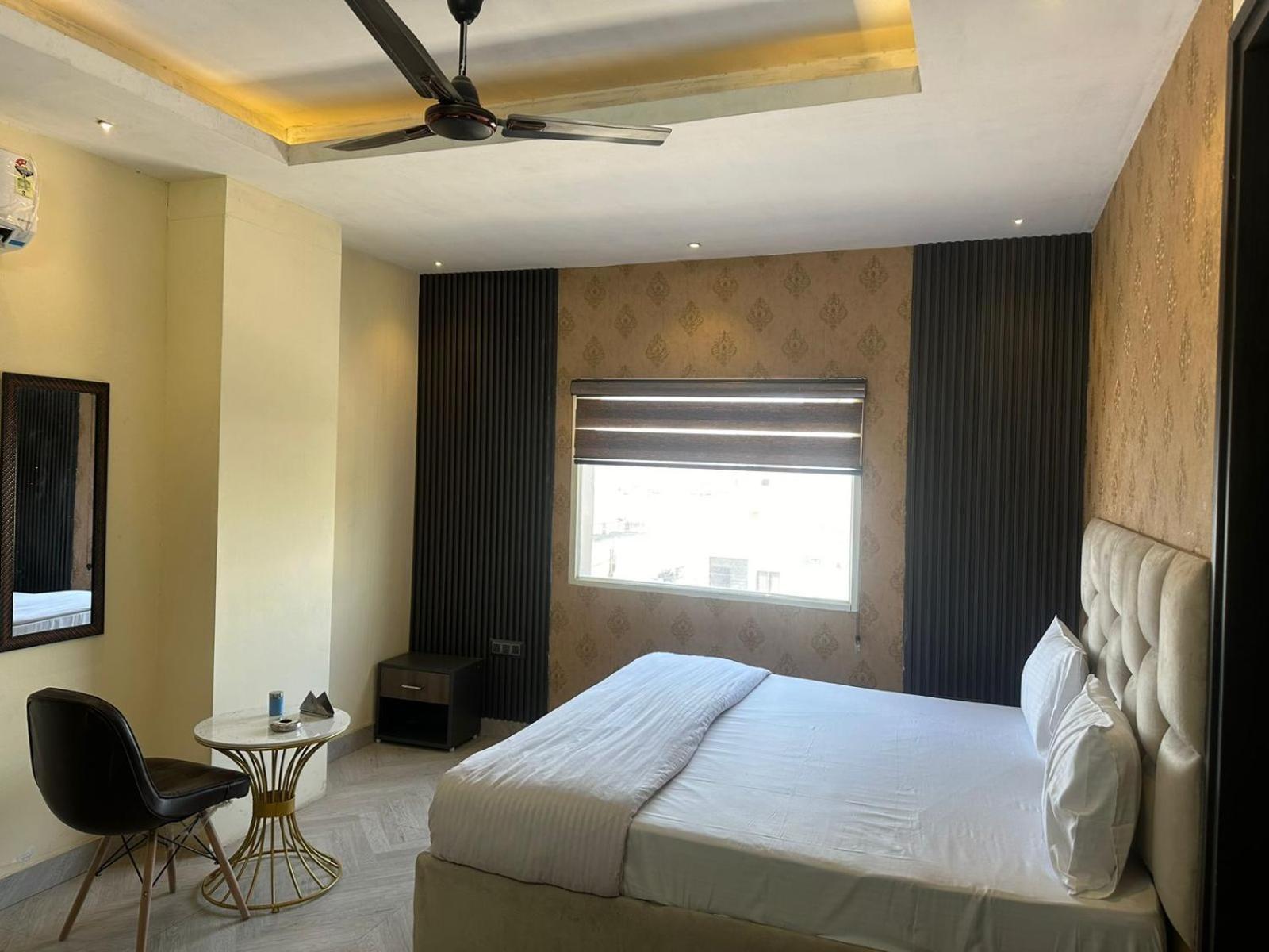 Hotel Kritika Greater Noida Exteriör bild