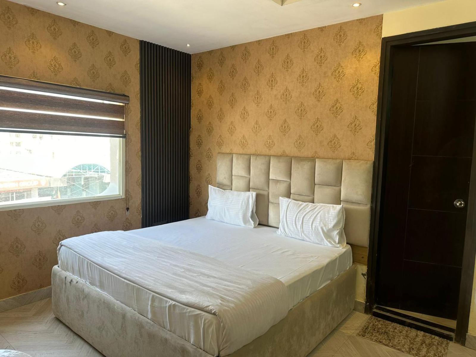 Hotel Kritika Greater Noida Exteriör bild