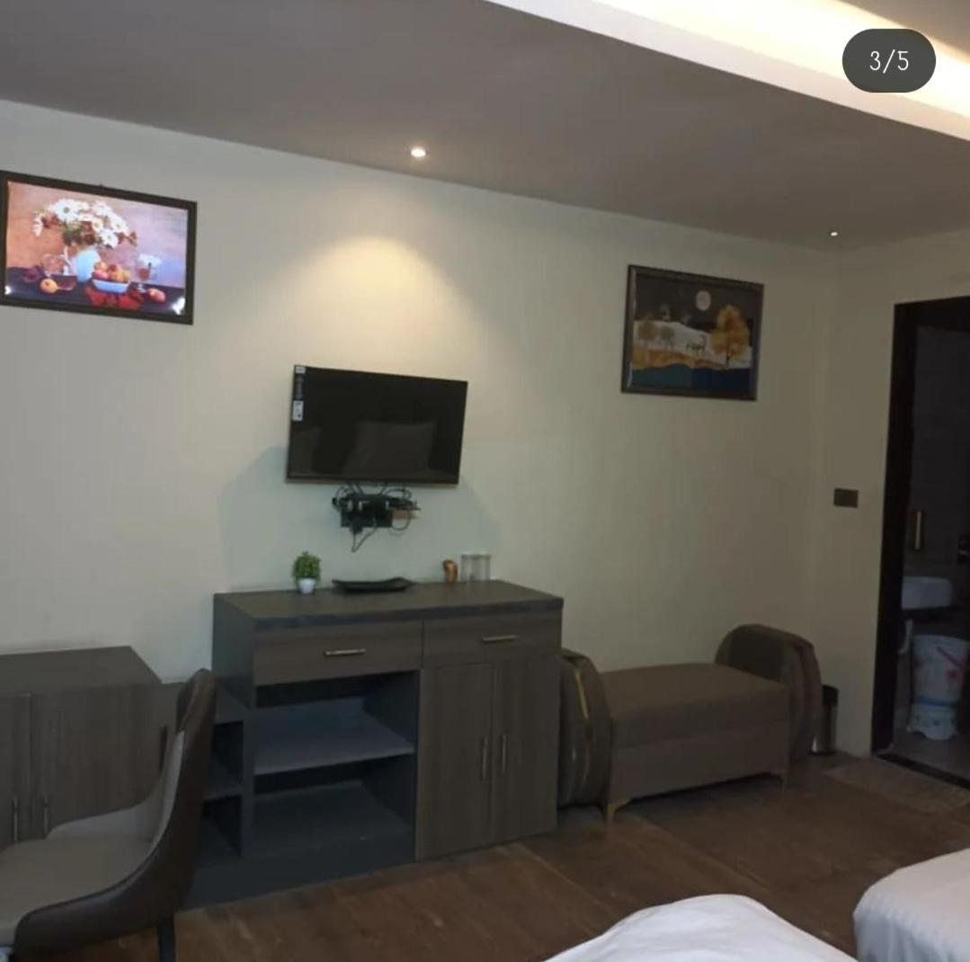 Hotel Kritika Greater Noida Exteriör bild